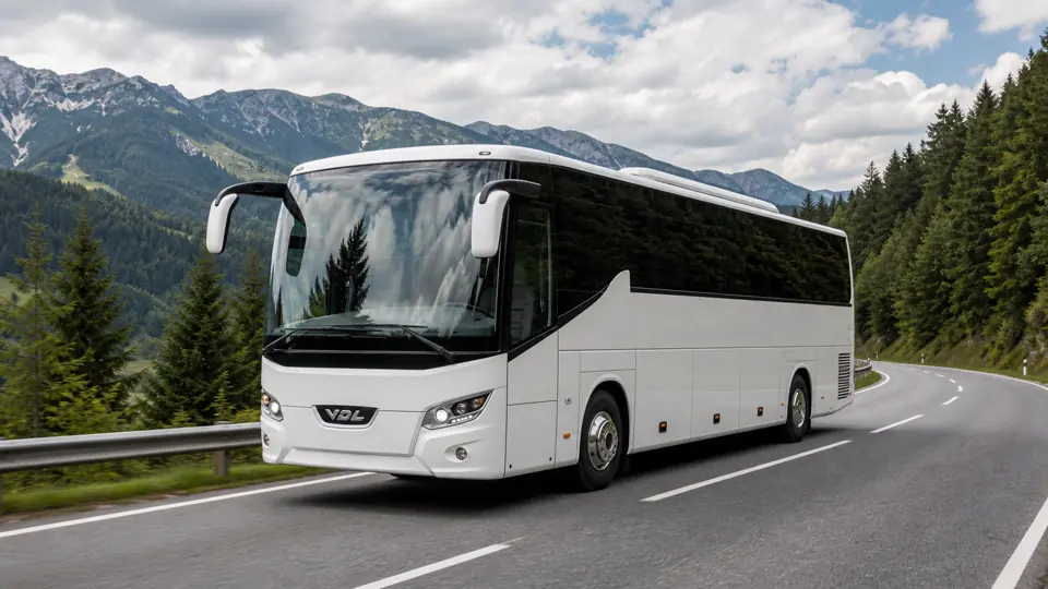 Biały dwuosiowy autokar VDL z 2015 roku na polskiej trasie